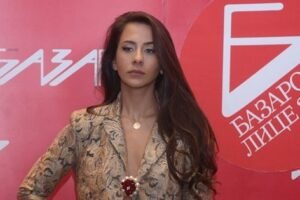 GLUMICA SE RAZGOLITILA U JAVNOSTI: Pojavila se bez brusa, ovako je PREKRILA GRUDI! (FOTO)