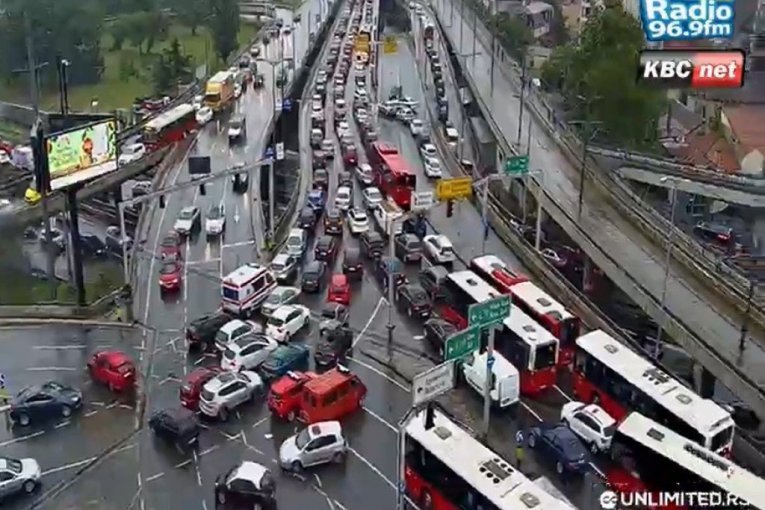 AUTOKOMANDA STOJI! Kiša i nevreme paralisalo ulice grada! (FOTO)