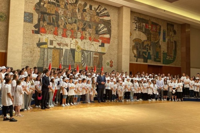 "HVALA VAM ŠTO VOLITE SVOJU ZEMLJU, BEZ OBZIRA DA LI U NJOJ ŽIVITE ILI NE!" Vučić ugostio decu iz regiona i dijaspore!