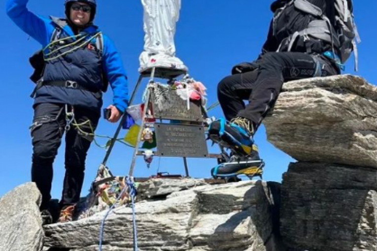 MILOŠ I RASTKO SE POPELI NA 4000 METARA: Srpski vatrogasci osvojili vrh Grand Paradiso na Aplima (FOTO)