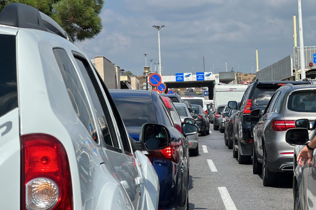 Evo kakvo je stanje na granicama ovog ponedeljka: Na tri prelaza velike gužve, zadržavanje i do dva sata