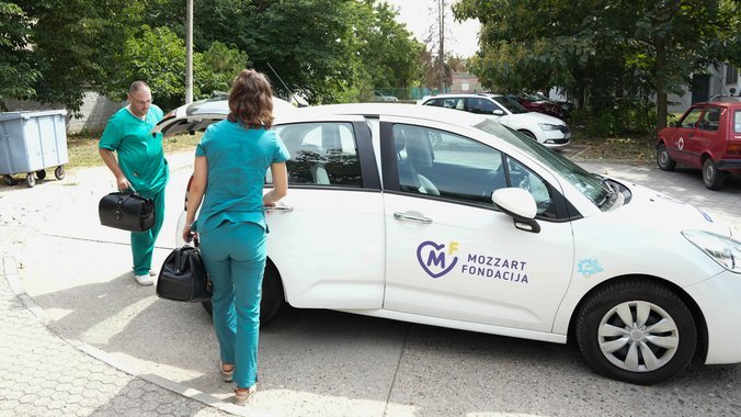 NOVO VOZILO POSLE 25 GODINA – Fondacija Mozzart donirala automobil seoskoj ambulanti u Kucuri