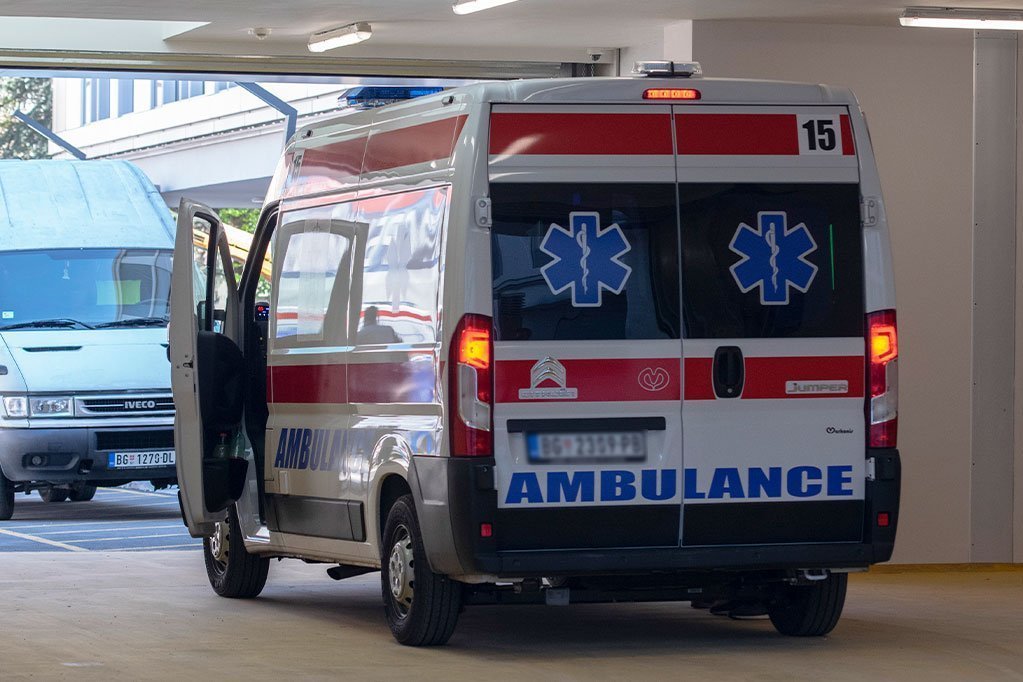 ŠESTORO POVREĐENO U ČAK ČETIRI UDESA! Burna noć u Beogradu - veliki broj intervencija Hitne pomoći!