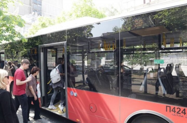 "OTKOPČANOG ŠLICA ME JURIO PO AUTOBUSU": Jezivo svedočenje devojke sa linije 23! Manijak pokušao da je napastvuje u dupke punom busu