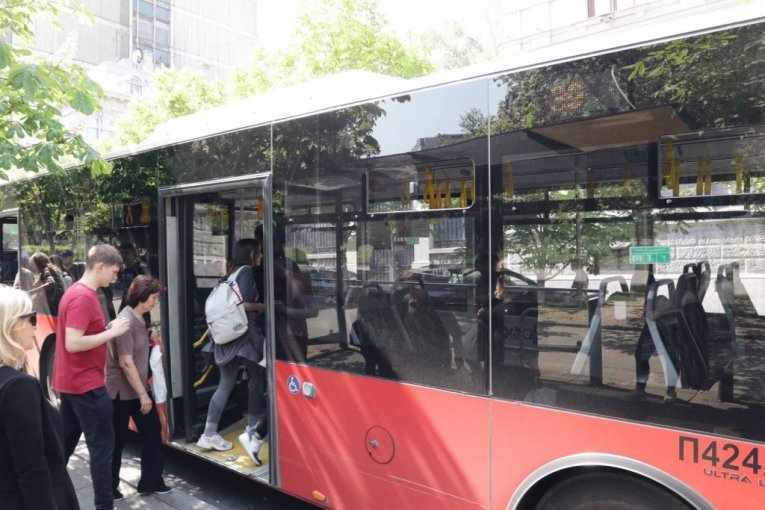 "OTKOPČANOG ŠLICA ME JURIO PO AUTOBUSU": Jezivo svedočenje devojke sa linije 23! Manijak pokušao da je napastvuje u dupke punom busu