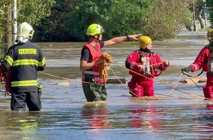 U SLUČAJU POPLAVE, OVAKO TREBA DA SE PONAŠATE! Ovo su detaljna uputstva - pripremite ranac sa dokumentima i NE HODAJTE KROZ VODU!