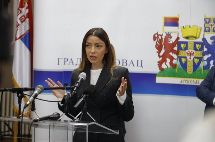 ADRIJANA MESAROVIĆ STALA U ODBRANU PREMIJERA VUČEVIĆA: Evo šta je poručila opoziciji