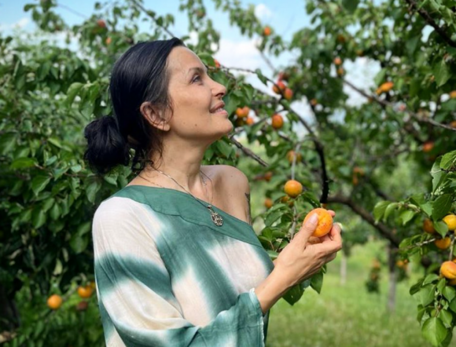 NEKI JE NISU PREPOZNALI! Ovako je izgledala Elena Karaman pre plastičnih operacja! Zbog boje kose ni ne liči na sebe!