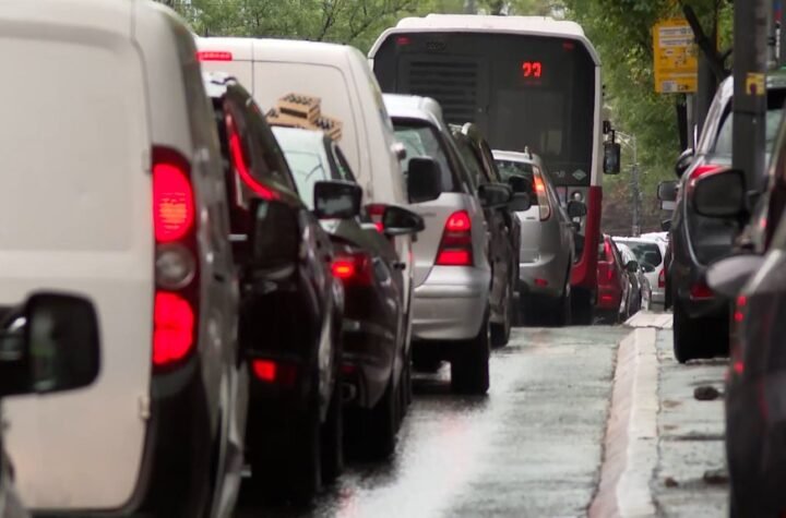 Neviđeni saobraćajni kolaps u Ustaničkoj, kilometarska kolona: Ljudi izlaze iz autobusa i nastavljaju peške