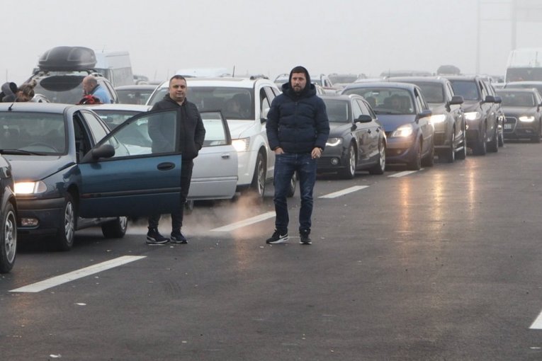 OGROMNE KOLONE NA NEKIM GRANIČNIM PRELAZIMA: Čeka se i do tri sata, evo gde su manje gužve