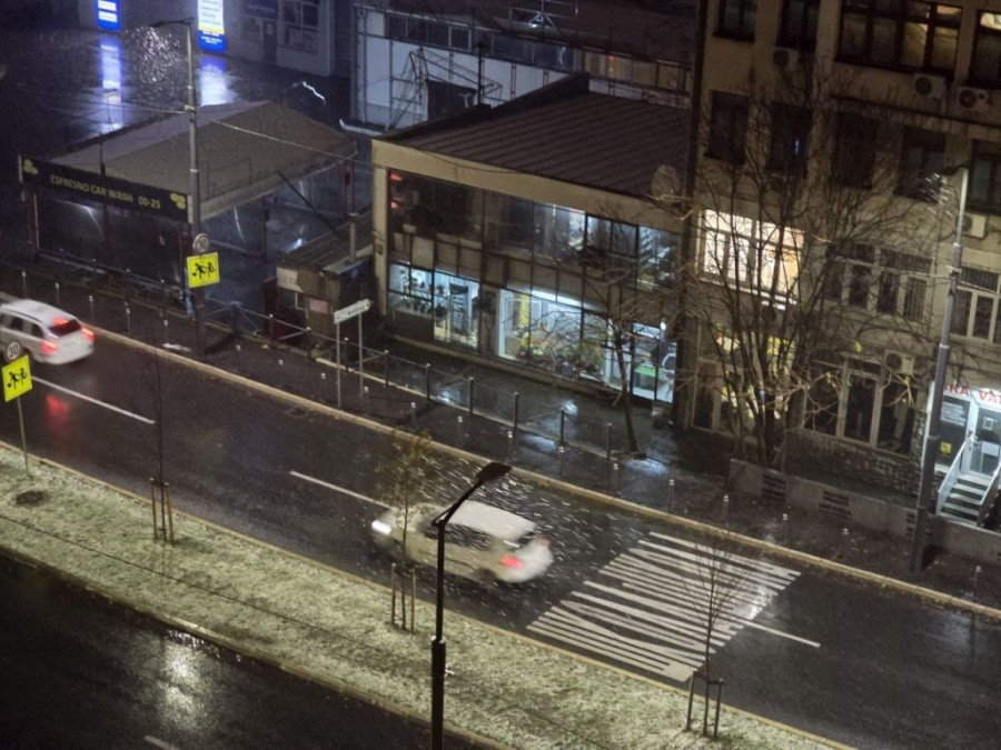 SNEG IZGLEDA NIJE IZNENADIO PUTARE! Radnici vredno čuste sneg u OVOM SRPSKOM GRADU!