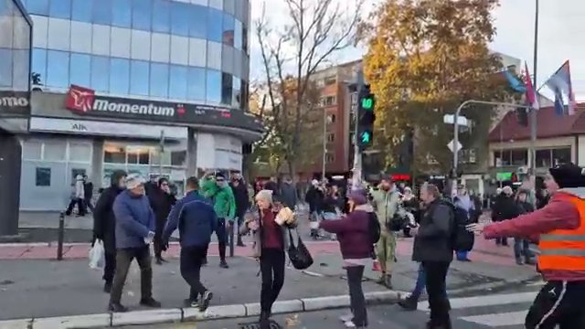 Skandalozno ponašanje opozicionara: Gruhonjićevi demonstranti tuku ženu