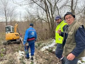 TIHI HEROJI SRBIJE: Po nevremenu, kiši i snegu rade na nepristupačnom terenu kako bi pomogli građanima (FOTO)