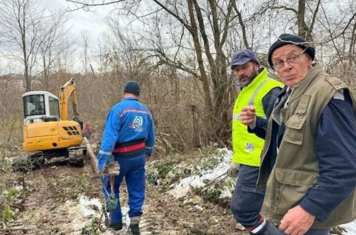 TIHI HEROJI SRBIJE: Po nevremenu, kiši i snegu rade na nepristupačnom terenu kako bi pomogli građanima (FOTO)