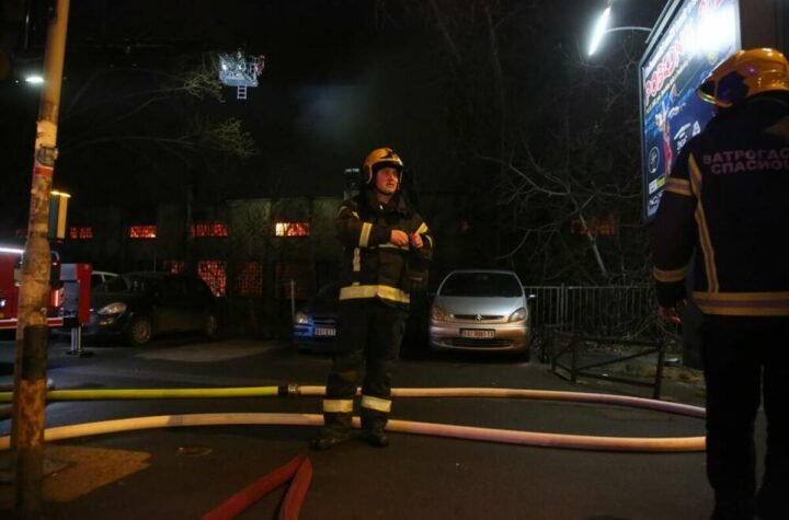 Buktinja kod poznatog restorana na Bulevaru kralja Aleksandra: Vatrogasci na terenu, stvaraju se gužve