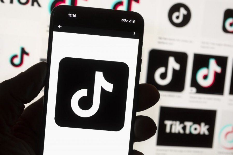 DECA POLUDELA ZA NOVIM TIKTOK "SUPERMEN IZAZOVOM"! Za samo jedan dan primljeno dvadesetoro njih SA TEŠKIM PRELOMIMA!