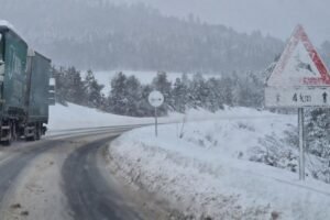 NA ZLATIBORU METAR SNEGA! Na planinama ne prestaje da pada, vetar duva, apel vozačima: Evo gde je prohodno, a gde da NE IDETE