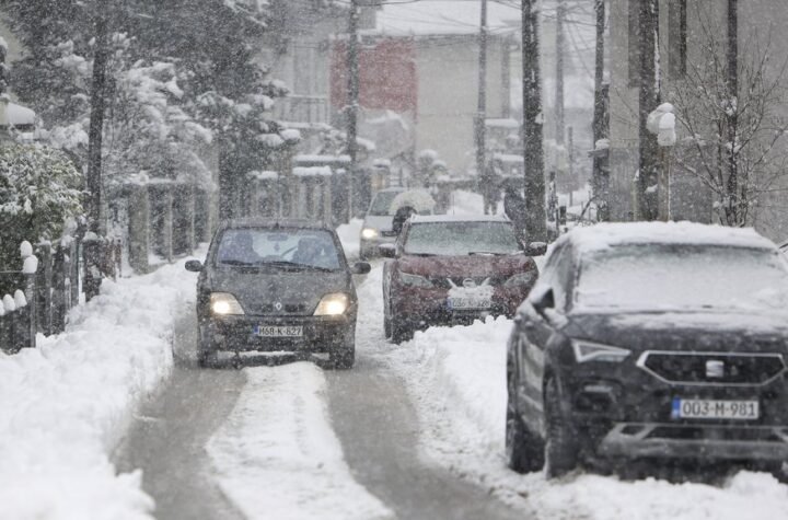 Objavljena nova prognoza, NAJGORE TEK SLEDI! Sneg napravio POTPUNI HAOS na Balkanu