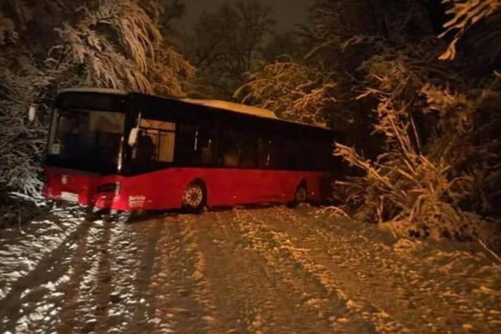 Proklizao autobus u Maloj Moštanici zbog snega na putu!