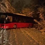 Proklizao autobus u Maloj Moštanici zbog snega na putu!