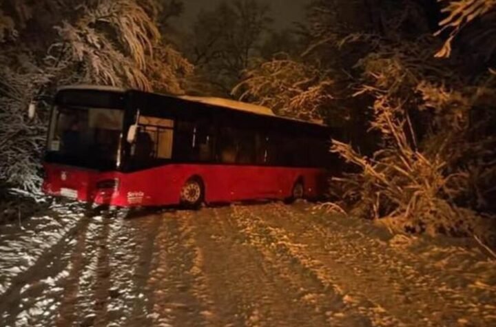 Proklizao autobus u Maloj Moštanici zbog snega na putu!