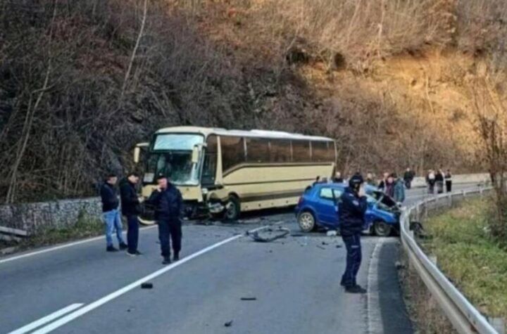 Prva fotografija sa mesta nezgode u Dolini jorgovana: Autobus, pun dece sa Kosova udario u automobil! (FOTO)