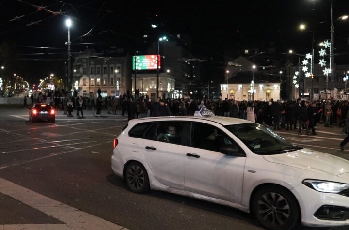 Taksisti određeno zadržavanje: Udario pešaka posle protesta na Slaviji