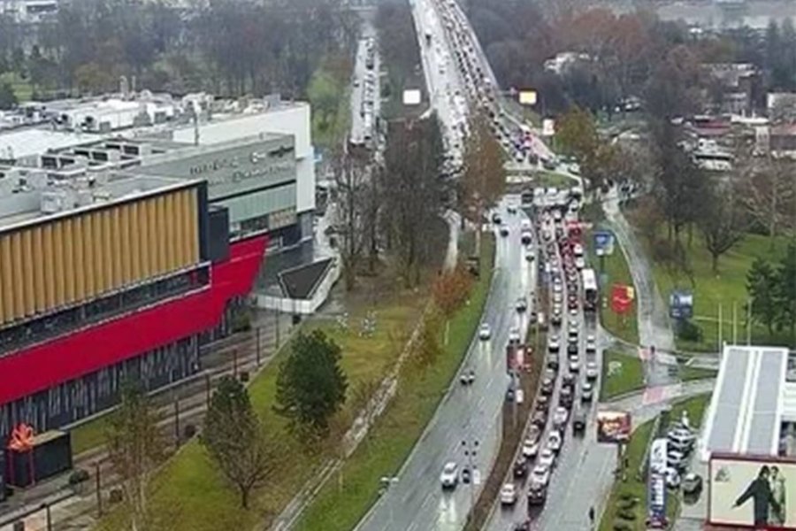 VOZAČI, NAORUŽAJTE SE STRPLJENJEM! Gužve na glavnim saobraćajnicama u BEOGRADU (FOTO)