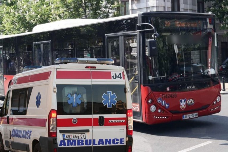 ČOVEK SE SRUŠIO NASRED AUTOBUSA, SVI MISLILI DA JE PIJAN, A ONDA USLEDIO OBRT! Šokantno na liniji 52 u Beogradu!