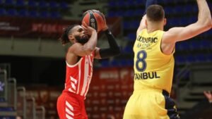 CRVENA ZVEZDA - FENERBAHČE: Gosti trojkama održavaju prednost