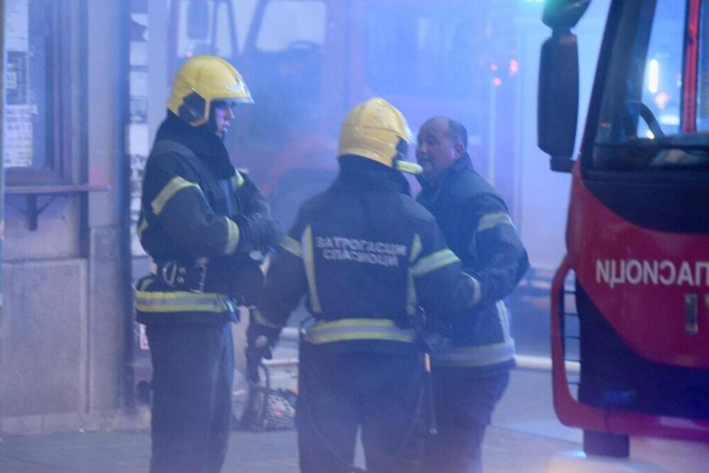 Drama u Valjevu: Gori porodična kuća, buktinja vidljiva iz daljine (FOTO)