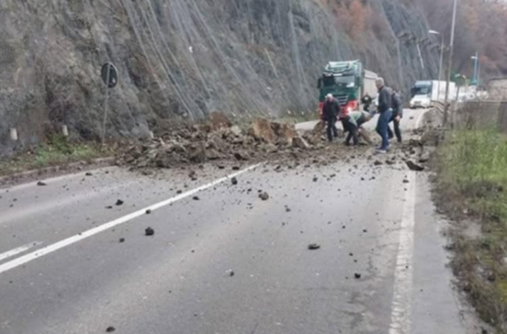 HITNO UPOZORENJE AMSS! Vozači, na ovim deonicama IMA ODRONA, posebno povedite računa!