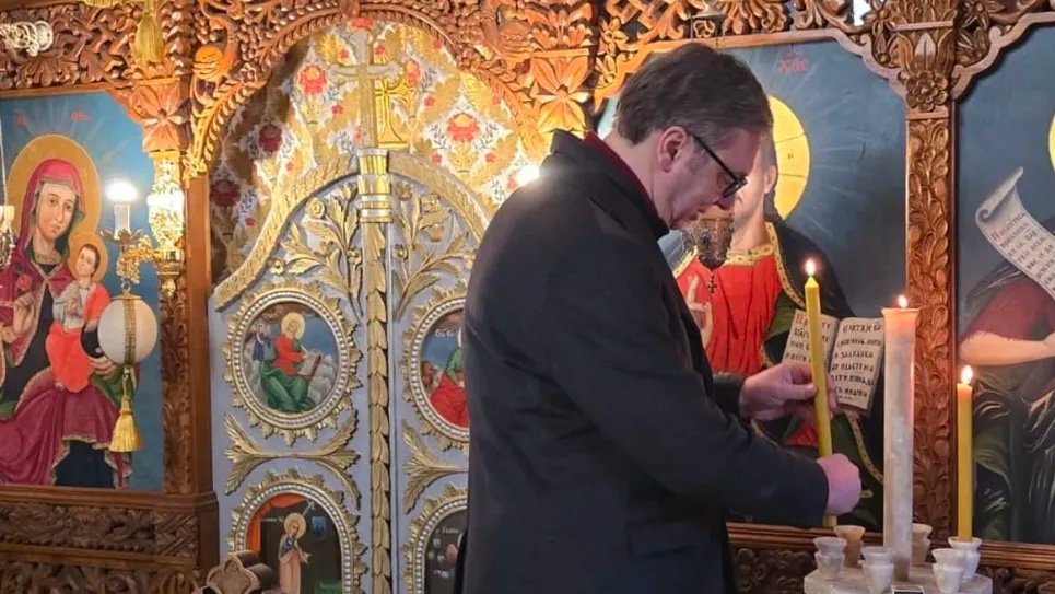 'UPALIO SVEĆU I POMOLIO SE BOGU' Vučić obišao manastir Zaova (FOTO)