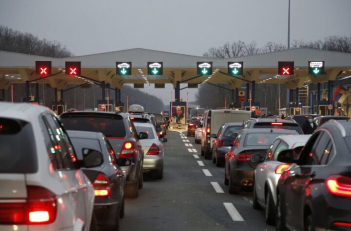 DANAS OČEKUJTE GUŽVE NA PUTEVIMA! Prvog radnog dana nakon praznika mogući i zastoji, KOLOVOZI UJUTRU KLIZAVI!