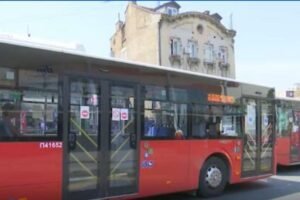 Nosi crni kačket i u rukama drži OVO: Manijak na ovoj liniji gradskog prevoza pipa DECU, pazite dobro!