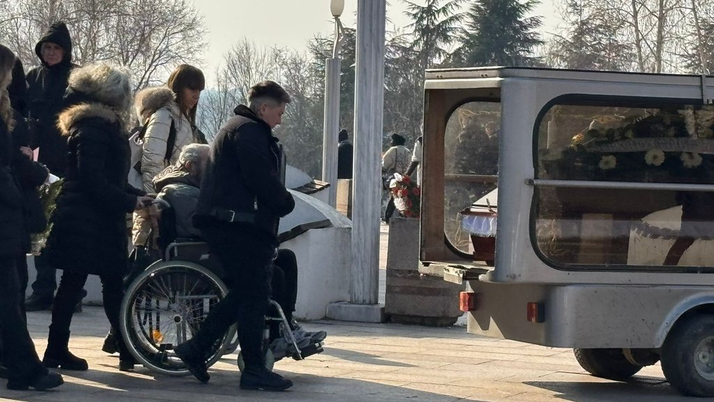 Tužna povorka se uputila ka večnoj kući Anke Tomić: Matora ne prestaje da plače, u ruci sve vreme drži majčinu sliku (FOTO)