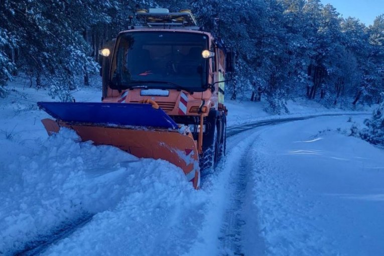 VOZAČI, OPREZ! SNEG I POLEDICA PRAVE HAOS NA PUTEVIMA! Hitno se oglasio AMSS!