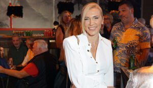 IRINA VUKOTIĆ U KOMPLETU OD KOG ZASTAJE DAH: Suknja nikad kraća, jači pol u transu, a žene se utrkuju gde da nabave iste komade garderobe! (FOTO)