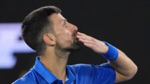 NOVAK PLATIO MASAŽU NASRED PLAŽE! Đoković se prepustio i maksimalno uživa dok ga žena masira - ove fotografije obilaze planetu! (FOTO)