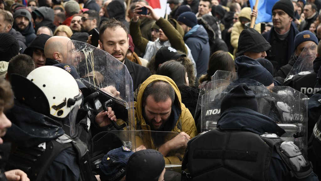 OVO JE ČIST TERORIZAM! Članovi Predsedništva SNS osudili divljanje opozcije ispred Skupštine grada Beograd