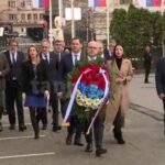 PREMIJER VUČEVIĆ I MINISTRI POLOŽILI VENCE NA MESTU UBISTVA ZORANA ĐINĐIĆA! Državni vrh obeležio 22. godišnjicu atentata!