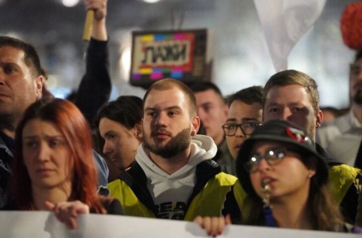 PROTESTI U ISTOM DANU U ČETIRI ZEMLJE! EU finansira demonstracije da slomi otpor suverenih država?!