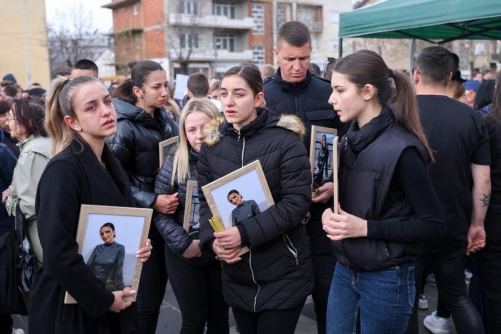 (UŽIVO) Makedonija okovana bolom i tugom, danas sahrane poginulih u Kočanima: Isplivao snimak hapšenja policajaca!