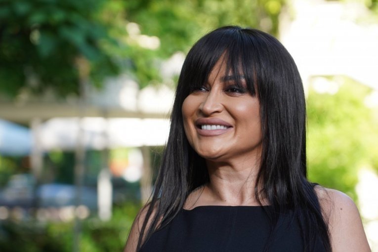 ANDREANA ČEKIĆ PEVALA NA RASKOŠNOJ PRIVATNOJ ZABAVI U DUBAIJU: Pevačica bila okružena LUKSUZOM od 500.000 EVRA!
