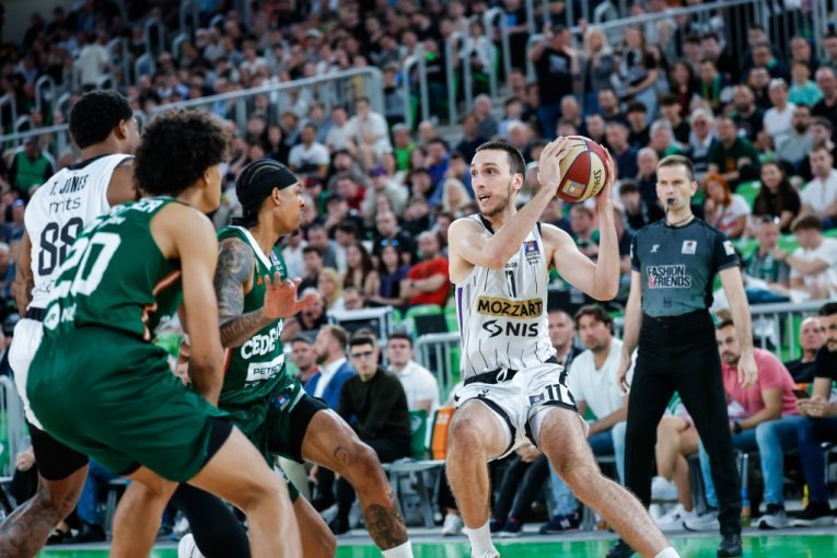CEDEVITA OLIMPIJA - PARTIZAN: Crno-beli imaju sigurnu prednost, Dejvis oduševio sve u hali!