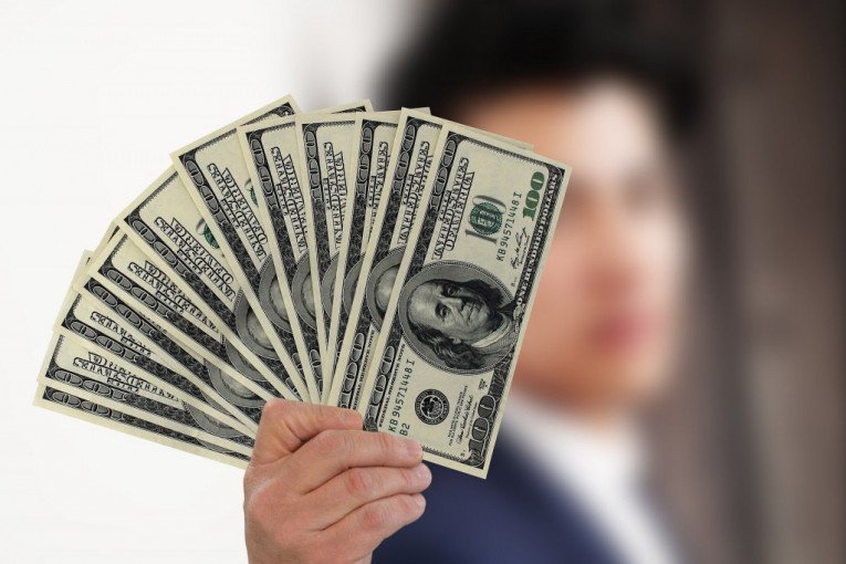 DA LI NAM SLEDI DEDOLARIZACIJA? Glavna žrtva američkih tarifa je njihova valuta: Šta bi moglo da zameni dolar na svetskom tržištu?