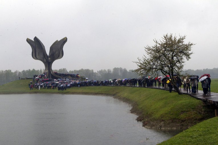 DAN ŽALOSTI U REPUBLICI SRPSKOJ! Povodom sećanja na žrtve logora Jasenovac, zastave na pola koplja, zvaničnici Srbije i Srpske u Donjoj Gradini!