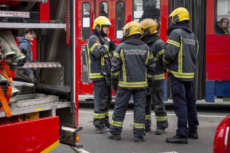 GORI KUĆA U BULEVARU KRALJA ALEKSANDRA! Vatrogasci na terenu! (FOTO)