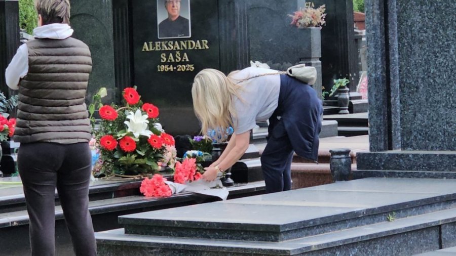 NA GROBU SAŠE POPOVIĆA OSVANULA POTRESNA PORUKA! Suzana na dan njegovog rođendana skinula CRNINU, a ovaj detalj kida dušu! (FOTO)