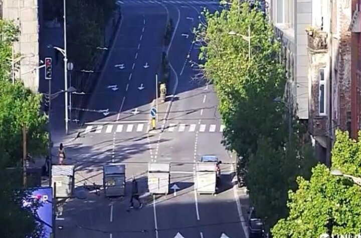 NASTAVLJAJU SA SIROVIM NASILJEM: Šaka blokadera teroriše građane i zaposlene na RTS